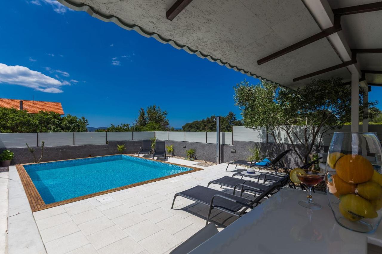 Katina Apartment With Private Pool ザダル エクステリア 写真